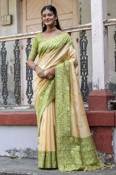 Beige Exclusive Woven Border Handloom Raw Silk Sarees Cream Saree, Raw Silk Saree, Raw Silk Fabric, Latest Indian Saree, Simple Sarees, Indian Sarees Online, Silk Saree Blouse, Bandhani Saree, Ethnic Looks