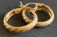 "Vintage 14K Yellow Gold Textured Huggie Hoop Pierced Earrings BEAUTIFUL! Beautiful earrings crafted in 14K gold! Measure approximately 5/8\" and 3mm wide Weight is 1.5 grams! Will make a wonderful gift for you or someone you love : ) Shipped FAST and FREE, fully insured in a gift box! I guarantee item to be exactly as described and pictured." Vintage Hoop Earrings, Seed Pearl Ring, Gold Apple, Cz Rings Engagement, Engagement Ring Sizes, Gold Gift, Black Gift Boxes, Earring Crafts, Gold Hoops