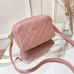 Brand Name: DRANECYShape: SquarePlace Of Origin: FU JIAN ProvinceHandbags Type: Shoulder BagsTypes of bags: Shoulder Crossbody BagsOrigin: CN(Origin)Main Material: PUClosure Type: zipperHardness: SoftExterior: Solid BagStyle: CasualModel Number: HS100Lining Material: PolyesterOccasion: VersatileGender: WOMENPattern Type: PlaidNumber of Handles/Straps: SingleInterior: Cell Phone PocketDecoration: EmbroideryDecoration: SequinedDecoration: TasselItem Type: HandbagsModel Number: Women Shoulder BagSu Lady Shopping, Cotton Handbag, Female Shoulder, Classic Girl, Small Messenger Bag, Pink Letter, Tassels Fashion, Girls Purse, Luxury Designer Handbags