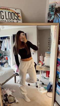 Comfy Chill Outfits Lazy Days, Easy Basic Outfits For School, Fits With Campus 00, Shirts To Wear With Sweatpants, Outfit Ideas Basic White Girl, White Sweatpants Outfit Casual, Outfits With White Shirt, White Shirts Outfits, April Fits