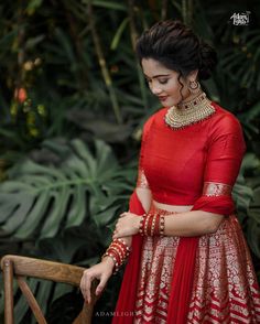 Banarasi Lehenga Blouse Design, Lehenga Red Bridal, Crop Blouse Designs, Wedding Lehengas Bridal, Lehenga Banarasi, Bridal Wedding Lehenga, Red Bridal Lehenga, Lehenga Bridal