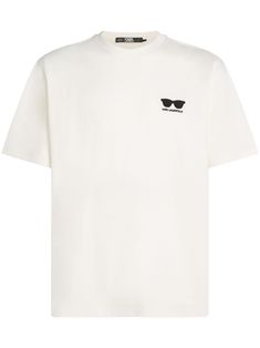 white organic cotton sunglasses logo-embroidered on the chest embroidered detailing at the hem crew neck short sleeves straight hem This item is made from at least 50% organic materials. Short Sleeve Tops With Logo Patch For Summer, Summer Cotton Tops With Logo Patch, Relaxed Fit T-shirt With Embroidered Logo For Summer, White Embroidered Logo T-shirt For Summer, Classic Tops With Embroidered Logo For Summer, Classic Summer Tops With Embroidered Logo, Casual White T-shirt With Logo Patch, White Casual T-shirt With Logo Patch, Casual Summer Tops With Logo Patch