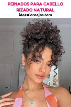 Si tu pelo tiene un poco la fama de ser complicado, hoy se acaba porque con estos peinados para cabello rizado natural, créenos cuando te decimos que... Curly Scene Hairstyles, Curly Waves, Style Box, Up Hairstyles, Hair Ideas, Curly Hair, Curly Hair Styles, Hair Styles, Makeup