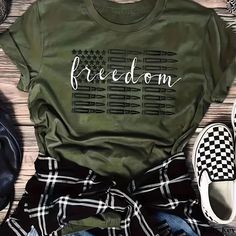 Katykey - Womens Casual Short Sleeve Freedom Letter Print Graphic T-Shirt for Summer & Spring - Stylish Crew Neck Top Cute Country Outfits, Freedom Shirts, Western Style Outfits, Cute Shirt Designs, Vinyl Shirts, Country Shirts, American Shirts, Diy Shirt, Look Vintage