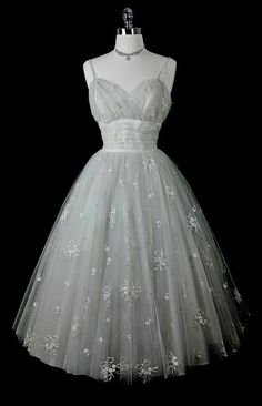 white '50s bows, flowers, and tulle Beautiful Homecoming Dresses, Pretty Wardrobe, Prom Dresses 2018, Dress Homecoming, Nice Clothes, Dress Simple, Short Prom Dress, A Line Prom Dresses