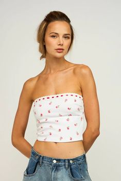 Cute Tube Tops, White Floral Fabric, Rustic Fashion, Floral Tube Top, College Clothes, Rosie Posie, Personal Things, Clothes Sale, Floral Crop Tops