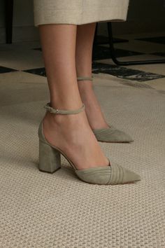 Elegant Shoes Heels, Pretty Heels, Style Parisienne, Fashion Shoes Heels, Shoes Heels Classy, Cute Shoes Heels, Classy Shoes, Heels Classy, Elegante Casual