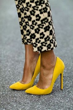 escarpins couleur jaune moutarde, pantalon moelleux Yellow High Heels, Yellow Pumps, Mode Shoes, High Sandals, Scottish Plaid, High Shoes, Kelly Wearstler, Sandals Women, Sleeve Tattoo