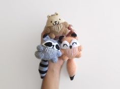 three crocheted raccoon stuffed animals with speech bubbles above them that say hola, hola, soy dario and hola