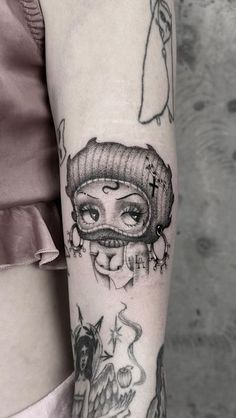 Pin Up Tattoos For Women, It Tattoo Design, Tattoo Of Woman, Lipstick Tattoo, Betty Boop Tattoo, Angel Tattoo For Women, Cartoon Tattoo Ideas, Betty Boop Tattoos, Lipstick Tattoos