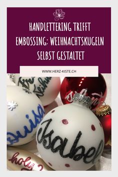 Handgefertigte Weihnachtskugeln mit Namen und Handlettering. Christmas Bulbs, Christmas Ornaments, Holiday Decor, Christmas