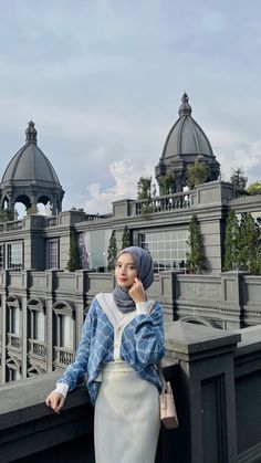 Ide Pose Foto Hijab, Ootd Foto, Ootd Ngampus, Modest Outfits Muslim, Outfits Muslim, Casual Hijab Outfit, Hijabi Outfits Casual, Outfit Hijab, Hijabi Girl