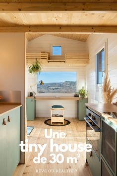 Intérieur d'une tiny house avec vue sur un paysage du Sud de la France House Lifestyle, Lifestyle