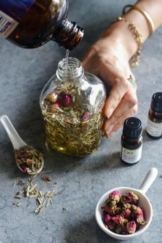 Witchy Herbs Aesthetic, Black Herbalist Aesthetic, Body Oil Gel, Diy Body Oil, Body Oil Recipe, Oil Gel, Diy Kosmetik, Herbal Apothecary, Diy Body