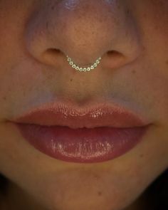 a woman's nose is shown with an invisible piercing