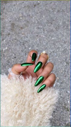 Discover the enchantment of the season with our Pinterest board featuring 'Emerald Elegance: Green Chrome Nails for Christmas.' Immerse yourself in the allure of festive greens that capture the holiday spirit. From chic designs to radiant chrome finishes, explore the magic of these nails that bring a touch of Christmas glamour to your fingertips. Pin your favorites and let your nails shine brightly this holiday season!#green#nails#nailideas#greennails#christmasnails#almondnails#chrome#nails#chromenails Red Green Chrome Nails, Christmas Nails Green Chrome, Metalic Green Nail, Dark Green Crome Nails, Holiday Chrome Nails Designs, Chrome Green Christmas Nails, Hunter Green Chrome Nails, Christmas Metallic Nails, Crome Green Nails