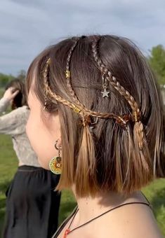 Fair Date Hairstyle, Fairy Hairstyle Medium Hair, Ren Faire Hairstyles Medium Hair, Boho Braided Hair, Beads On Curly Hair, Renicansse Fair Hairstyles, Short Medieval Hairstyles, Ren Fair Hair Short, Ren Faire Short Hair