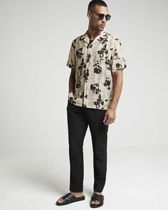 Regular fit. Abstract floral print. Revere collar. Short sleeves. Button fastening Smart Shorts, Revere Collar, Petite Coat, Smart Trousers, Abstract Floral Print, Sleeveless Cardigan, Slim Straight Jeans, Shoes With Jeans, Abstract Floral