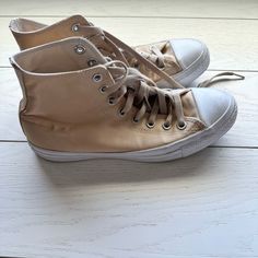 Amazing Condition Cream High-top Sneakers For Summer, Spring Cream Converse Sneakers, Synthetic Converse Sneakers For Spring, Summer Cream Converse Sneakers, Metallic Converse, Casual Gold High-top Lace-up Sneakers, Gold High-top Sneakers For Sports, Converse All Star Gold, Converse Gold