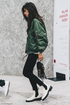 50 looks de street style en clave sport : Foto - enfemenino Fashion Gone Rouge, Walking Down The Street, Milano Fashion Week, Milan Fashion Weeks, White Boots, Winter Mode