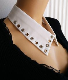 Elegant detachable off-white  eyelets handmade collar . It can be worn under a sweater, a dress, a t-shirt, anything ... Collar is one size. Dimensions:  Neckline perimeter total : 44 cm / 17.32 inches                        Collar width: 6 cm  Care  : Only hand wash  Great Gift for your loves ones. Thanks for checking out my site, and looking at my products. If you have any questions or would like to see more photos please don't hesitate to contact me.  Stored in smoke free area White Detachable Fitted Collar, White Fitted Detachable Collar, White Fitted Peter Pan Collar, Shoulder Necklace, Garment Details, Bib Collar, Neck Accessories, Buy 1 Get 1 Free, Clothing Design