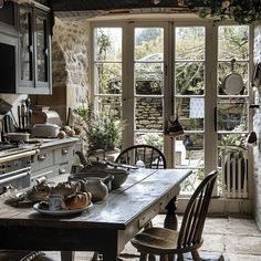 A charming English countryside kitchen that fosters a welcoming atmosphere, encouraging conversation and laughter English Kitchens Design, English Country Kitchen, Countryside Kitchen, Log Cabin Rustic, Kitchens Design, English Kitchens, Country Kitchen Decor, Cottage Interiors, Style Loft