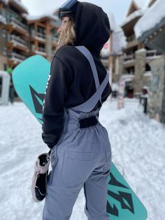 Bib Snow Pants Women Outfit, Snow Boarding Outfits Woman Style, Snow Bib Outfit Women, Snow Bibs For Women Outfit, Ski Bibs Womens Outfit, Snow Boarding Outfits Woman, Snowboarding Women Outfit, Snow Ootd, Elastic Belts For Women