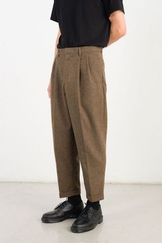 Look 80s, Minimalist Moda, Herren Style, Vintage Man, Mens Fashion Streetwear, Brown Pants, Streetwear Men Outfits, Men Fashion Casual Outfits, 가을 패션