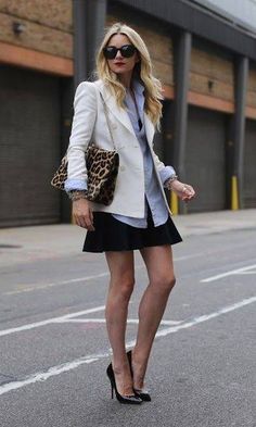 Lindo look! a Bolsa em animal print deu o toque final. A camisa azul clarinha fica linda com blazer branco. Para o escritório, troquem a saia curta, pela midi ou lápis preta. Para quem não tem ou não quer usar a bolsa, aposte no scarpin em animal print! Tem bolsa transversal em Animal Print, aqui - https://goo.gl/bHSVxs From Work To Happy Hour Outfits, Drinks Outfit, Drinks Outfits, Look Office, Atlantic Pacific, Rock Outfit, Statement Bag, Wardrobe Inspiration