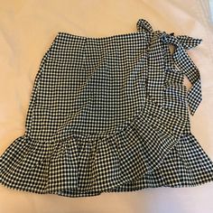 Shein. Size M/Eu 38/Us 6. Never Worn. Spring Picnic Skirt With Ruffles, Spring Gingham Ruffled Skirt, Chic Gingham Skirt For Summer, Chic Skirt For Spring Picnic, Chic Spring Picnic Skirt, Gingham Mini Skirt For Day Out, Preppy Gingham Skirt For Spring, Spring Gingham Skirt In Preppy Style, Trendy Gingham Skirt For Spring