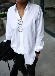 (22) The Old Reader Minimal Stil, Minimalist Moda, Looks Street Style, Mode Inspo, Sport Bh, Spring Shirts, 가을 패션, White Shirts