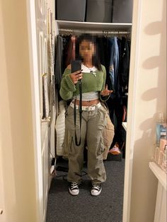 Cargos And Converse Outfit, Cargo Pants Outfit With Converse, Converse Outfit Streetwear, Y2k Converse Outfit, Green Outfit Streetwear, Winter Outfits Cargo Pants, Grey Crop Top Outfit, Green Cargo Pants Outfit Winter, How To Style Green Cargo Pants