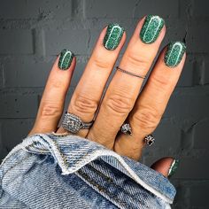 Christmas Nails Green Glitter, Green December Nails, Green Holiday Nails Christmas, Holiday Green Nails, Forest Green Glitter Nails, Dark Green Glitter Nails, Green Festive Nails, Green Sparkly Christmas Nails, Forest Green Christmas Nails