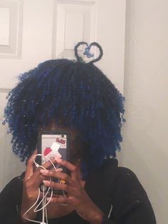 Blue Highlights Black Women, Skunk Curly Hair Aesthetic, Blue Curls, Skunk Strip 4c Hair, Blue Curly Hair Black Women, Blue Tip Locs, Blue Afro, Blue Black 4c Hair