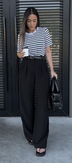 Black Striped Tshirt Outfits, Black And White Striped T Shirt Outfit, Stripe Tshirt Outfit Women, Striped Shirt Outfit Work, Black White Striped Shirt Outfit, Look Casual Chique, Black And White Striped Shirt Outfit, Black And White Business Casual, Striped Tshirt Outfits