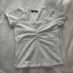 Never Worn Casual Ruched V-neck Top, Casual V-neck Ruched Tops, Brandy Clothes, Brandy Mellvile, Brandy Melville Shirts, Tops Brandy Melville, Brandy Melville Outfits, Wishlist 2024, Hair Color Light Brown