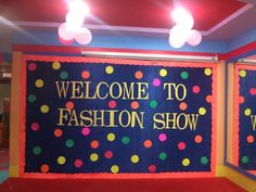 a welcome to fashion show sign is displayed in front of two large mirrors with lights on them