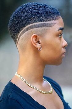 Fade Haircut Women, Dunner Wordend Haar, Shaved Undercut, Taper Fade Haircut, Tapered Haircut