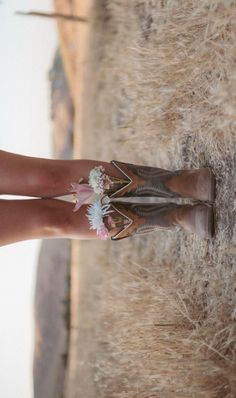 #boots #cowboyboots #flowers #coastalcowboy #coastalcowgirl #aesthetic #country #countryaesthetic #cowgirl #senior #seniorpics #seniorpictures #seniorpicinspo #classof2025 #bouqet Cowboy Boots And Flowers, Boot Photography, Aesthetic Country, Cowboy Boot, Senior Pictures, Cowboy Boots, Cowboy, Boots