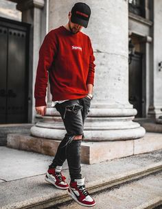 Jordan 1 Outfit Men, Jordans Outfit For Men, Jordan 1 Outfit, Outfit Street Style, Japan Streetwear, Jeans Outfit Men, Jordan Outfit, Red Sweatshirt, Street Style Outfits Men