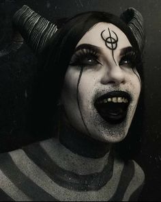 Creepy Cosplay Ideas, Black Demon Costume, Haunted House Makeup, Makeup Witch, Maquillage Halloween Simple, Demon Makeup, Halloween Makeup Witch, Holloween Makeup