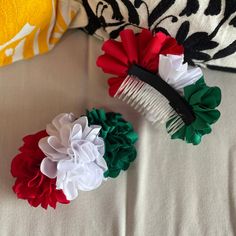 This cute Mexican Comb headpiece is made with a ribbon shaped like cute flowers. Perfect for Cinco de Mayo or Mexican Independence Celebration Item can be special ordered if out of stock or for your SPECIAL EVENT. Please contact us for more info. Folklorico Headpiece, Family Olympics, Mexican Hair, Mexican Accessories, Mexican Things, Hispanic Hair, Mexican Stuff, Mexican Hairstyles, Mexican Independence