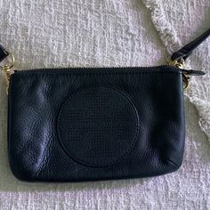 New with tags: A brand-new, unused, and unworn item (including handmade items) in the original packaging (such as the original box or bag) and/or with the original tags attached.Tory Burch Kipp Black Small Crossbody Leather Handbag Belt Zipper Bag Gold Purse NewIntroducing the Tory Burch Kipp Black Small Crossbody Leather Handbag, a stunning accessory crafted from luxurious, silky textured leather. This versatile piece seamlessly transitions from day to night with its sleek design and timeless e Gold Purse, Zipper Bag, Small Crossbody Bag, Fashion Logo, Small Crossbody, Black Cross Body Bag, Zipper Bags, Leather Handbag, Sleek Design