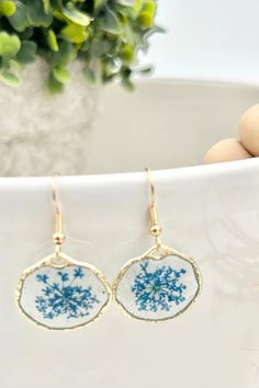 Cobalt Blue Queen Annes Lace Earring Flower Gift for Her - Etsy Mustard Seed Jewelry, Thomasville Ga, Dried Flower Jewelry, Blue Queen, Minimalist Earring, Feminine Jewelry, Earring Dangle, Flower Earring, Lace Earrings