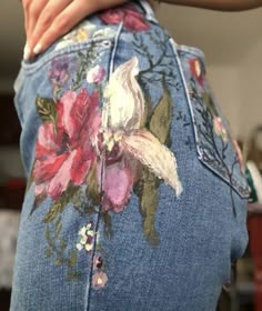 #Hand #Painted #Art #Denim #Fashion Custom Levis, Jeans With Flowers, Jean Diy, Jeans Custom, 00s Mode, Painted Clothes Diy, Painted Jacket, Diy Clothes Design, Diy Vetement