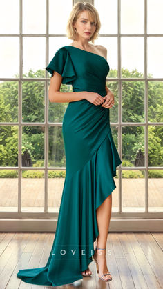 This elegant cocktail dress features a modern asymmetrical cut and a flattering ruched design. The high slit adds a touch of drama, making it perfect for any mother of the bride. With its sleeveless design, it is both stylish and comfortable. Dress to impress with this timeless piece. Simple Mother Of The Bride Dresses, Homecoming Dresses Bodycon, Asymmetrical Sleeves, Mom Dresses, Cocktail Dress Style, Classic Prom Dress, Mother Of Bride Dress, Homecoming Formal Dresses, Prom Dresses Simple