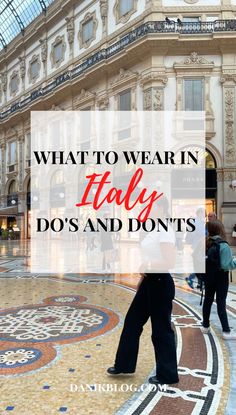 the words what to wear in italy do's and don'ts are overlaid