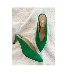 Cue all the forest fairy princesses with tiny feet, these are your shoes. Absolutely gorgeous pair of emerald green suede pumps by L.K. Bennett.  -Excellent vintage condition -European size 35, U.S. size 4 Nice Belts, San Angelo, Shoes Heels Classy, Court Heels, Heels Classy, Lk Bennett, Suede Mules, Fairy Princesses, Western Belts