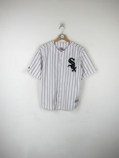 Chicago White Sox MLB Majestic vintage 90s baseball jersey Size S Measures Shoulder width: 46 cm Sleeve length: 24cm Chest width: 50cm Length: 66cm Condition: There are small stains documented in the photos Our garments are all vintage and second hand. Any signs of wear or defects are documented with photos and description. For any questions, photos, videos we are at your disposal.🌈 White Throwback Baseball Jersey For Baseball Season, White Throwback Cotton Baseball Jersey, White Cotton Throwback Baseball Jersey, Throwback Short Sleeve Baseball Jersey Sports Season, Throwback Short Sleeve Baseball Jersey For Streetwear, Baseball Jersey With Collar For Baseball Season And Streetwear, Baseball Jersey With Collar For Streetwear, Streetwear Baseball Jersey For Baseball Season, Streetwear Baseball Jersey With Baseball Collar