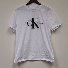 Nwt Calvin Klein Brilliant White Logo Tee Mens Medium Calvin Klein Logo Print T-shirt For Streetwear, Calvin Klein Cotton Logo T-shirt, Calvin Klein Cotton T-shirt With Letter Print, Calvin Klein Cotton T-shirt With Logo Print, Calvin Klein White Logo Print T-shirt, Classic Calvin Klein Short Sleeve T-shirt, Classic Calvin Klein Crew Neck Top, Calvin Klein Basic Short Sleeve Tops, White Calvin Klein Crew Neck T-shirt